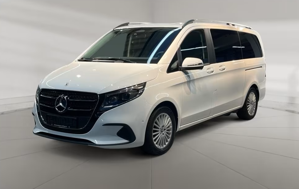 2ffa61e0-a04f-4f46-93eb-c1928b7c27e6 Mercedes-Benz V220d blanca vista frontal 3/4 sobre fondo neutro de estudio.