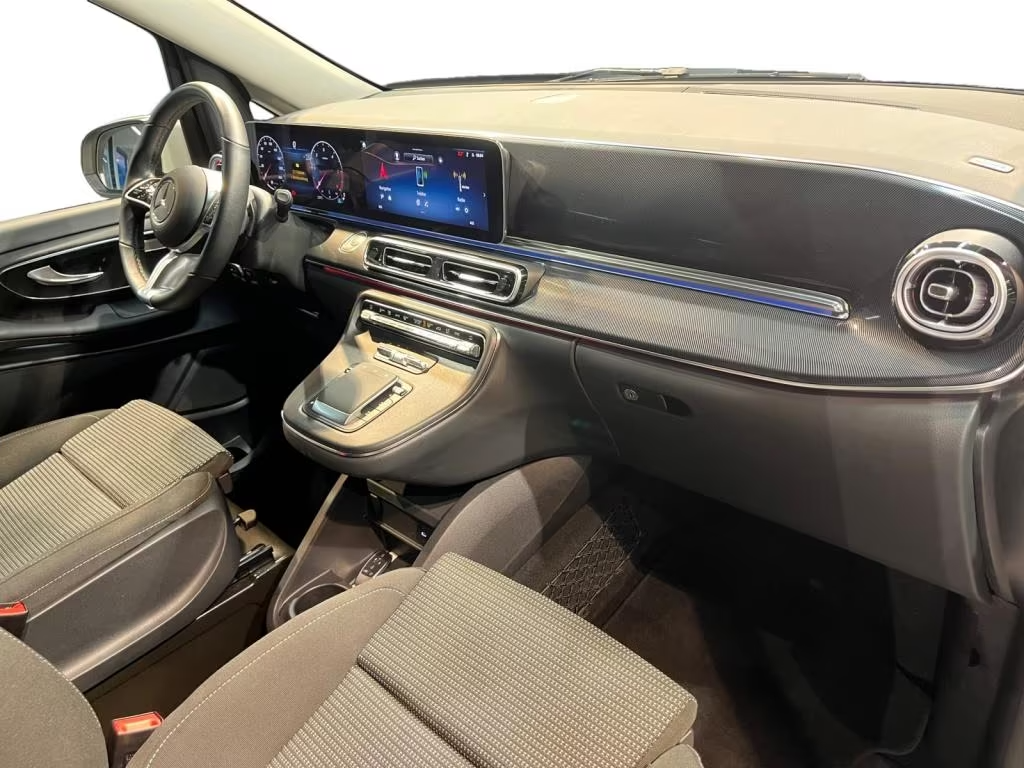 7e6fd4df-6386-4050-9f79-0b28fc0a6a7d Vista interior de asientos delanteros y salpicadero de Mercedes-Benz V220d 2024.