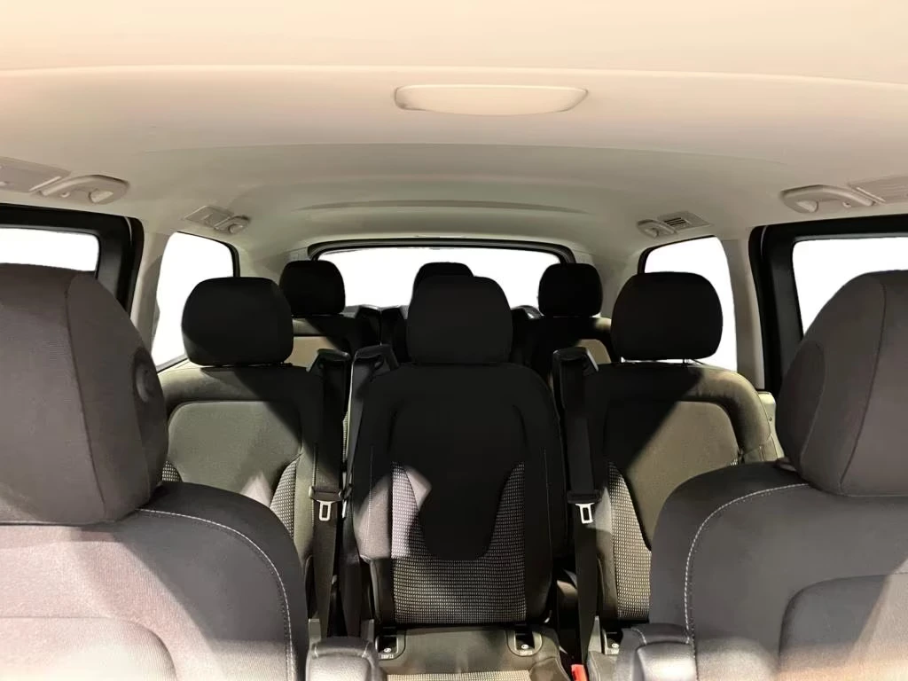 938ed4dd-2faf-4d9e-ae9a-7ef7aa5bda09 Vista interior hacia atrás de Mercedes-Benz V220d.