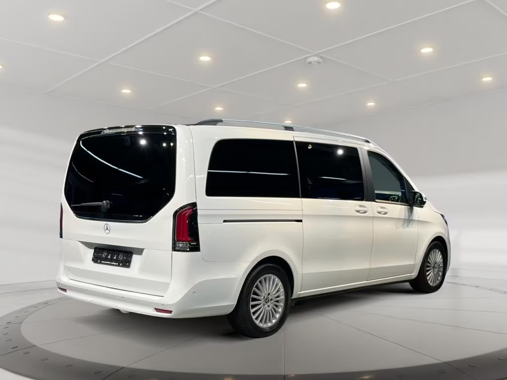 9ee2b1e9-2a4e-47f9-98a5-c97b9987c04f Mercedes-Benz V220d blanca vista trasera 3/4 frente a fondo neutro de estudio.