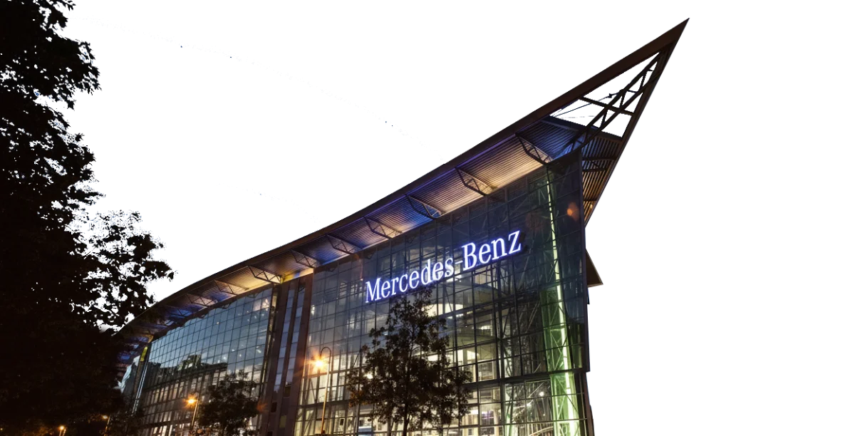 Concesionario Mercedes-Benz de Berlin al anochecer