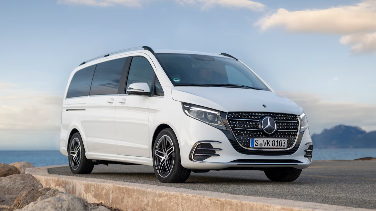 Mercedes clase V220d de color blanco, vista 3/4 delantera frente al mar.