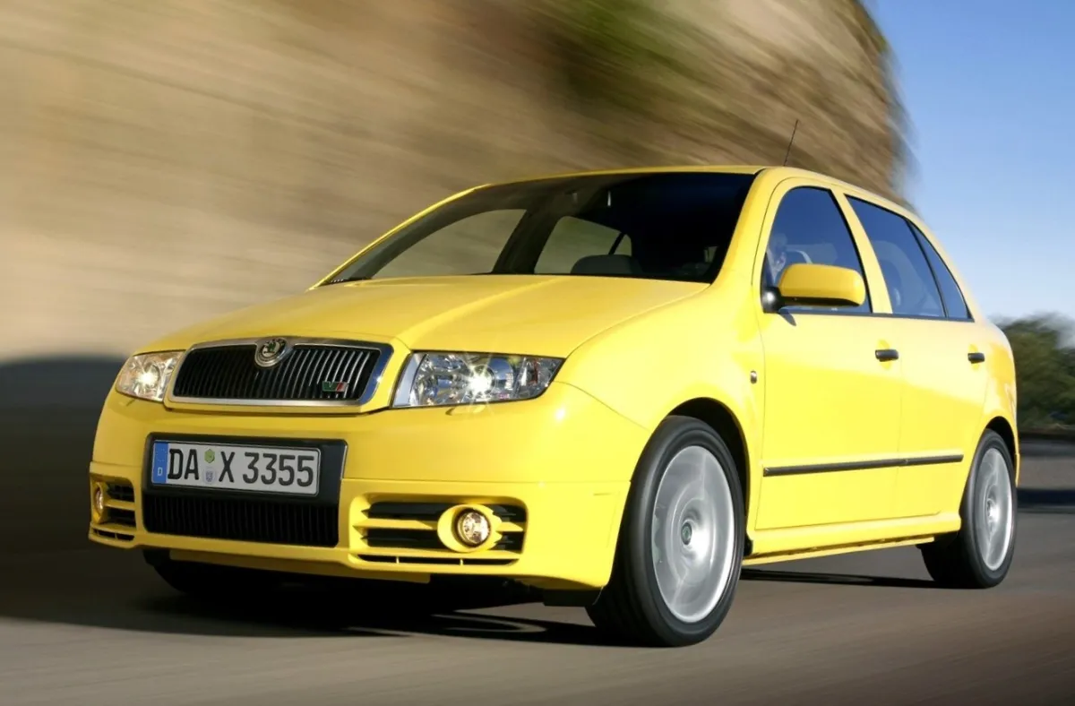 Škoda Fabia RS Mk1 amarillo, vista frontal en carretera, hot hatch diésel TDI 130 de 2003
