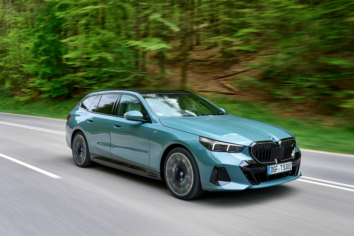 bmw-g61-easyimport-01 BMW 530e G61 Touring color azul turquesa circulando visto 3/4 delantera