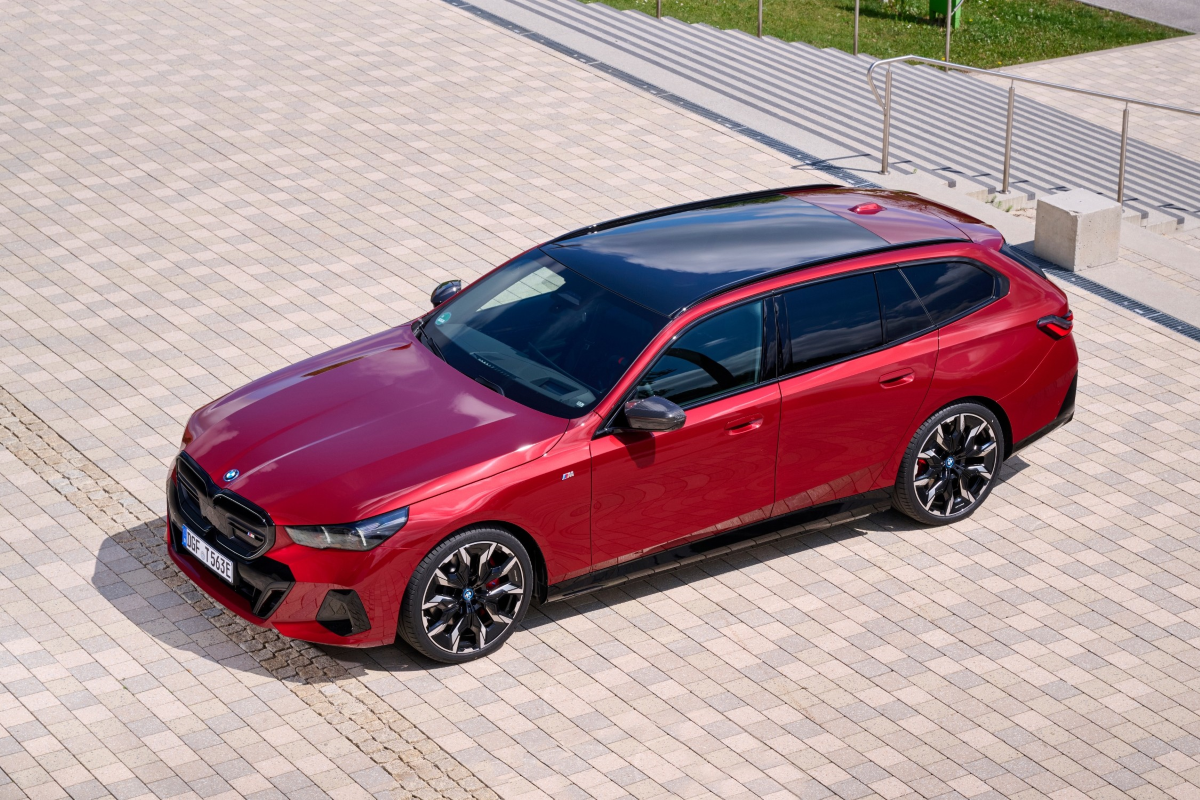 BMW i5 Touring G61 color granate en foto 3/4 superior con techo panorámico visible