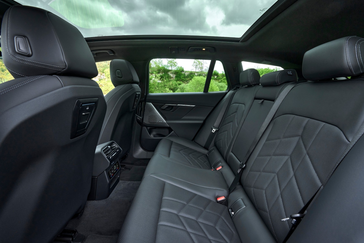 bmw-g61-easyimport-07 Asiento trasero en piel negra con techo panorámico del BMW serie 5 Touring G61