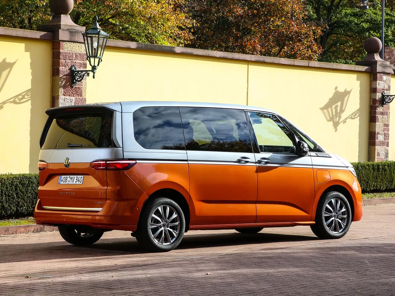 cattouchret (1) copy_large Vista 3/4 trasera de un Volkswagen T7 Multivan bicolor naranja-plata.