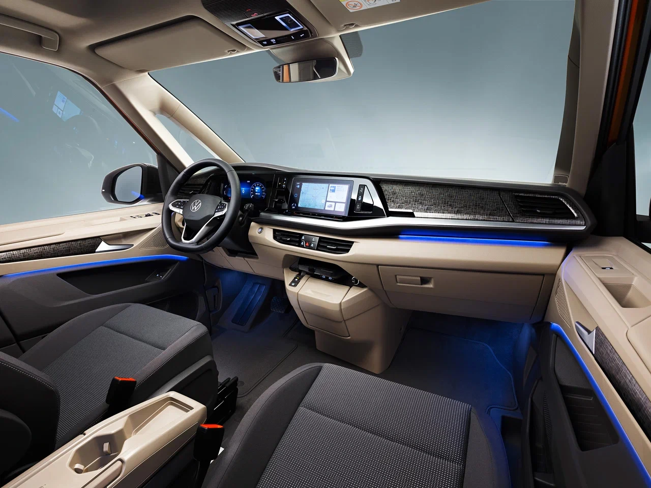 cattouchret (3) copy_large Foto de estudio, cabina interior de Volkswagen T7 Multivan. Vista de salpicadero, asientos y volante