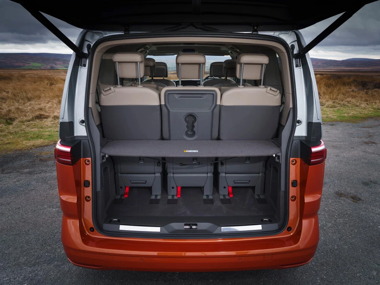 cattouchret (4) copy_large Vista de espacio de maletero tras tercera fila de asientos de un Volkswagen T7 Multivan