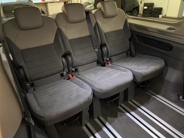 volkwswagen-multivan-3a-fila-hibrido-easyimport Volkswagen T7 multivan color negro tercera fila de asientos en estudio