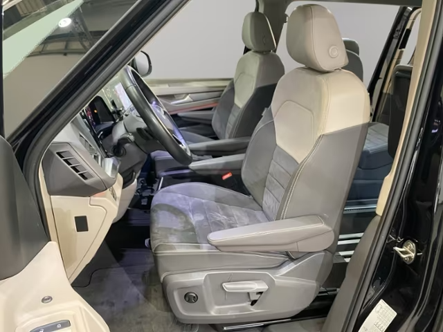 volkwswagen-multivan-asientos-delanteros-hibrido-easyimport Volkswagen T7 multivan color negro interior asientos delanteros en estudio