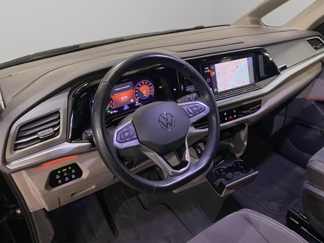 volkwswagen-multivan-salpicadero-hibrido-easyimport Volkswagen T7 multivan color negro salpicadero con volante en estudio