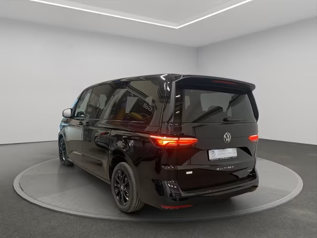 volkwswagen-multivan-trasera-hibrido-easyimport Volkswagen T7 multivan color negro trasera 3/4 en estudio