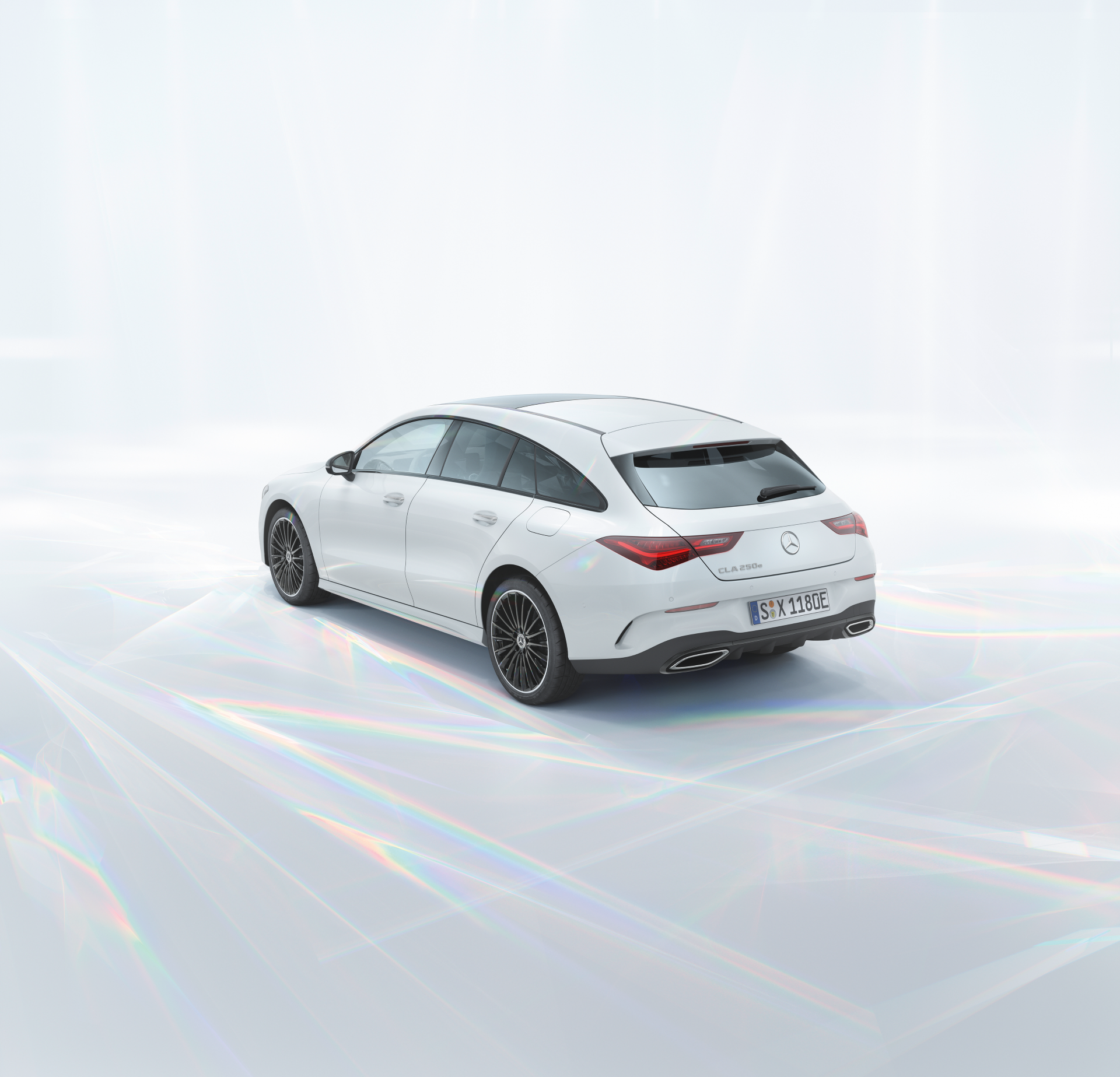 23C0032_008_0 Mercedes-Benz CLA 250e Shooting Break Híbrido color blanco. Vista 3/4 trasera en estdudio neutro