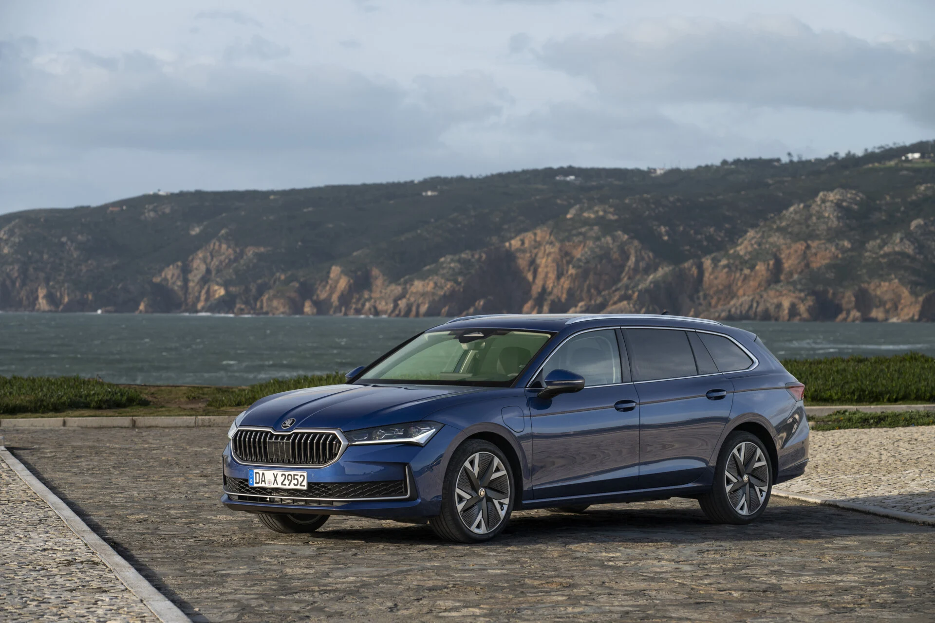 82_skoda_superb_combi_iv_c650bd2e-1920×1280 Skoda Superb iv familiar color azul metalizado, estático vista frontal 3/4