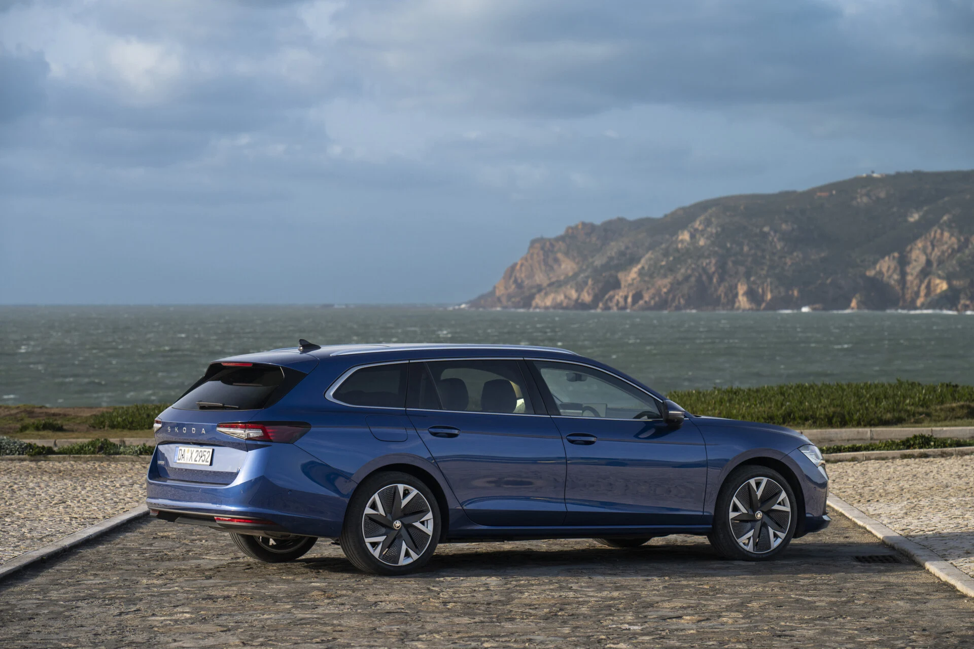 83_skoda_superb_combi_iv_28ac5fec-1920×1280 Skoda Superb iv familiar color azul metalizado, estático vista trasera 3/4