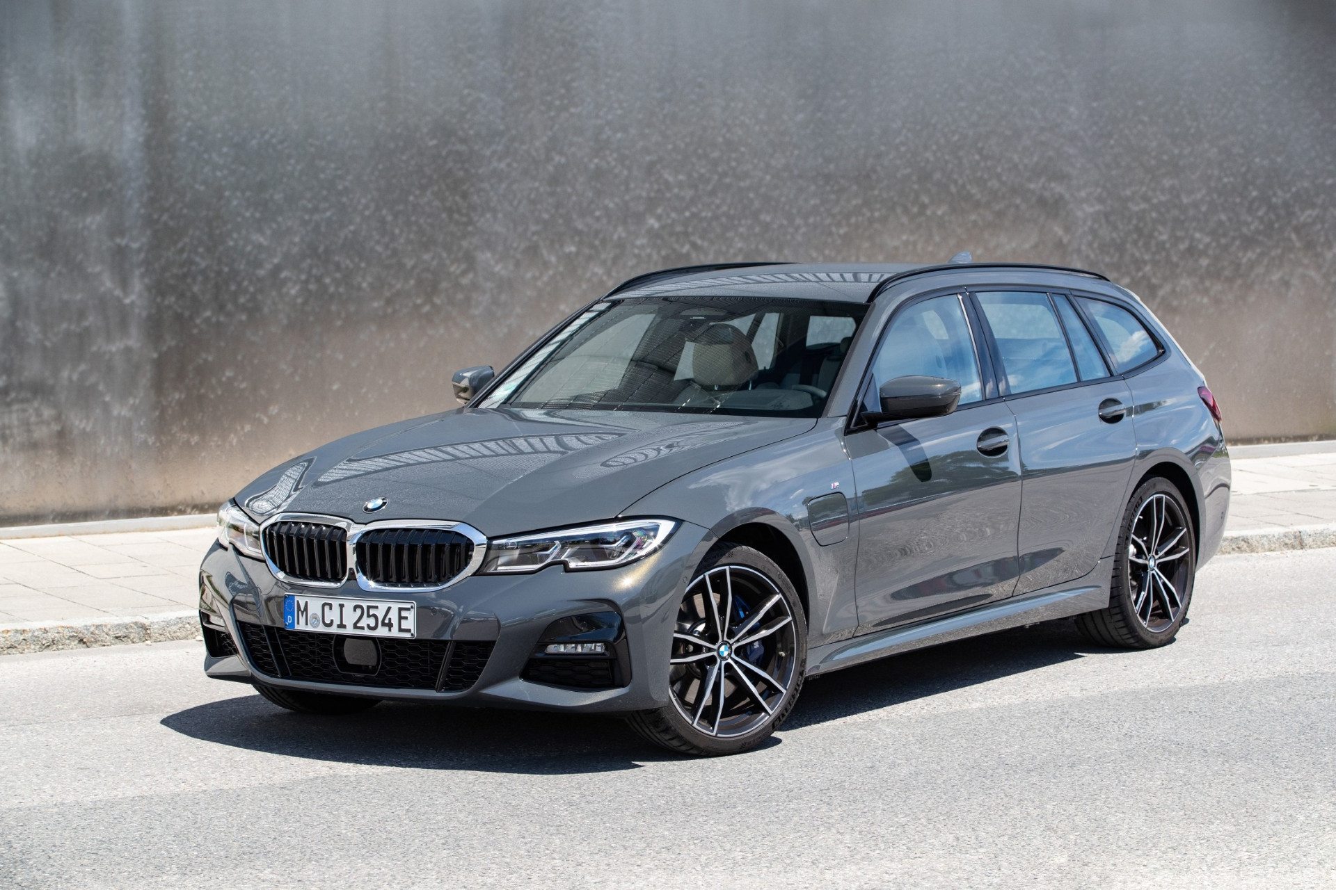 P90395666_lowRes_the-bmw-320e-touring BMW 320e Touring color gris, estático vista frontal 3/4