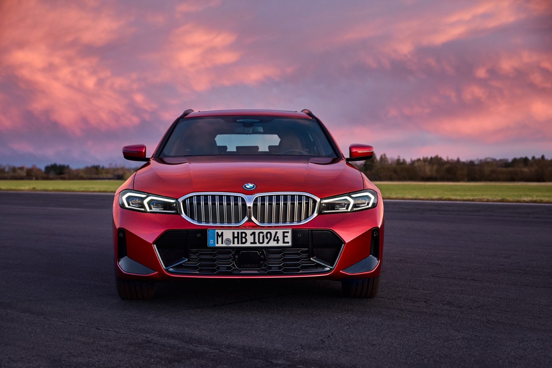 P90549654_lowRes_the-new-bmw-330e-tou BMW 320e Touring color rojo, estático vista frontal.